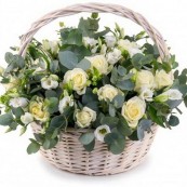 Корзина белых роз и эустомы